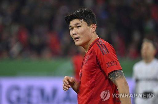 사우디아라비아 프로리그 구단들이 김민재를 영입하기 위해 바이에른 뮌헨에 비상식적인 수준이 제안을 보내지 않는 이상 김민재가 이번 시즌에도 바이에른 뮌헨에서 뛸 것이라는 공신력 높은 언론의 보도가 나왔다. 마침 김민재가 나폴리 시절을 연상시키는 폭발적인 드리블로 시즌 첫 공격포인트를 기록하면서 김민재의 잔류설에 더욱 힘이 실리고 있다. 사진 연합뉴스