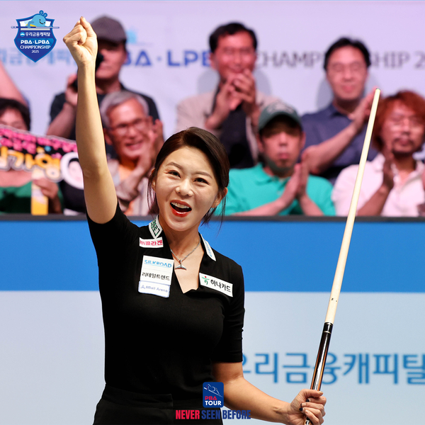 지난달 22일 경기도 고양 PBA 스타디움에서 열린 ‘우리금융캐피탈 LPBA 챔피언십 2025’ 결승전에서 승리를 거두며 환호하고 있는 김가영 선수. /PBA 제공