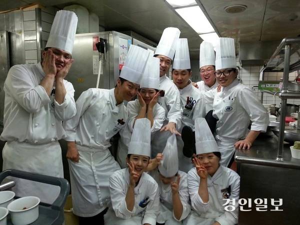 밀레니엄 힐튼 호텔 재직 시절 조아름(맨아랫줄 왼쪽). /조아름 제공