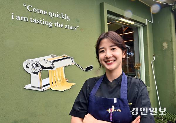 조아름 셰프는 제주 식재료로 만든 생면 파스타 메뉴를 손님들에게 선보이고 있다. 2025.6.12 /김용국기자 yong@kyeongin.com