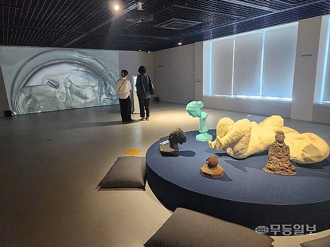 이강하미술관에서 열리고 있는 '모두의 미술, 소리와 미술관'전시장에서 관람객이 작품을 체험하고 있다.