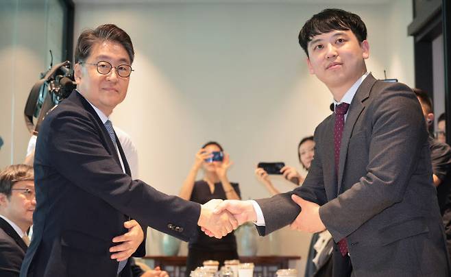 26일 열린 대한전공의협의회-대한수련병원협의회 간담회에서 김원섭 대한수련병원협의회 회장(왼쪽)과 한성존 대한전공의협의회 비상대책위원장이 악수를 하고 있다. (사진= 연합뉴스)