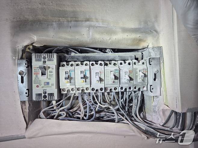 지난 25일 오후 4시쯤 광주 북구 중흥동의 한 다세대주택 2층에서 불이 난 모습.(광주 북부소방 제공. 재판매 및 DB 금지)