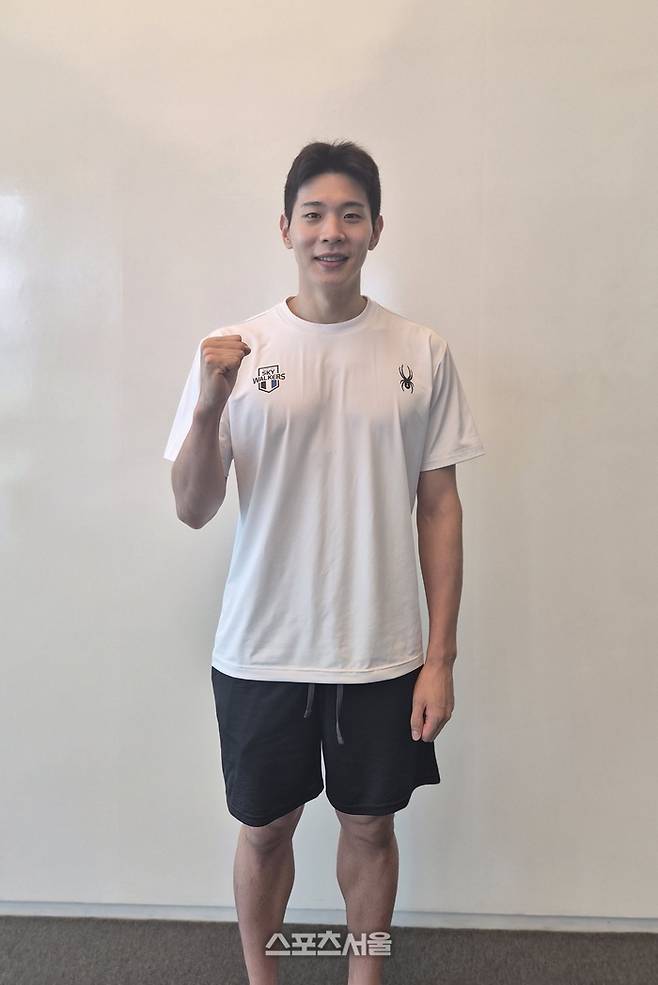 현대캐피탈 황승빈이 천안캐슬오브스카이워커스에서 인터뷰 한 뒤 포즈를 취하고 있다. 사진 | 천안=박준범기자