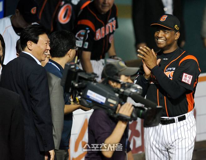 롯데 신동빈 구단주(왼쪽)가 2009년 준플레이오프를 앞두고 제리 로이스터 감독과 환하게 웃고 있다. 사진 | 스포츠서울DB