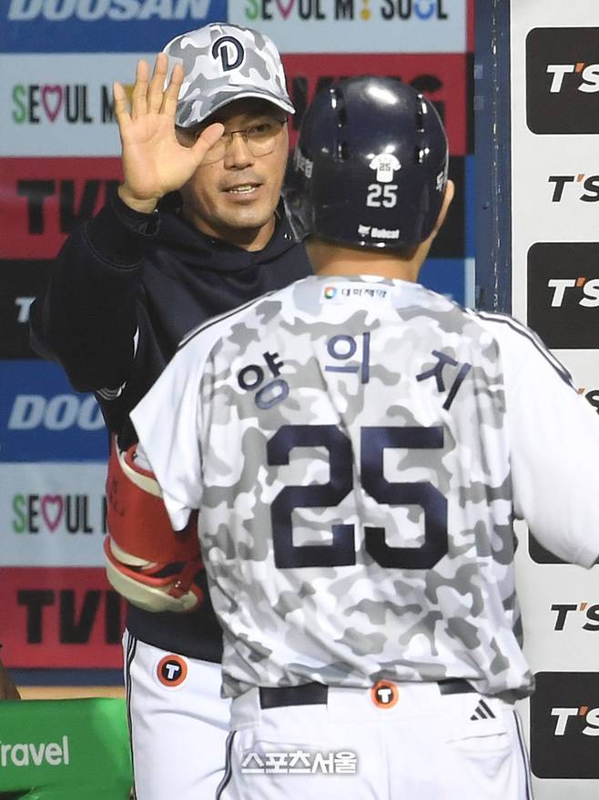 조성환 대행이 양의지와 하이파이브를 하고 있다. 잠실 | 박진업 기자 upandup@sportsseoul.com