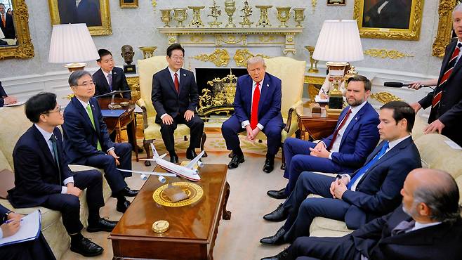 25일 백악관 집무실에서 한미 정상회담이 이뤄지고 있다. /로이터 연합뉴스