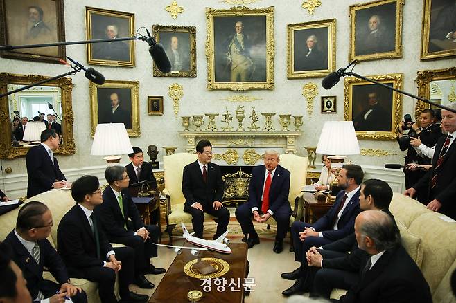 이재명 대통령과 도널드 트럼프 미국 대통령이 25일(현지시간) 미국 워싱턴DC 백악관 오벌오피스에서 한·미 정상회담을 하고 있다. 김창길 기자