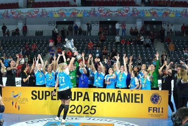 사진 2025 루마니아 여자 핸드볼 슈퍼컵 우승을 차지한 CSM 부쿠레슈티, 사진 출처=CSM 부쿠레슈티