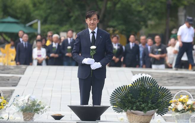 조국 이틀째 영남행 (김해=연합뉴스) 김동민 기자 = 조국혁신당 조국 혁신정책연구원장이 25일 오전 경남 김해시 진영읍 봉하마을 노무현 전 대통령 묘역을 참배하고 있다. 조 원장은 전날에는 지난해 창당을 선언했던 부산민주공원을 찾아 참배한 뒤, 양산으로 이동해 문재인 전 대통령을 예방했다. 2025.8.25 image@yna.co.kr (끝) <저작권자(c) 연합뉴스, 무단 전재-재배포, AI 학습 및 활용 금지> 연합뉴스