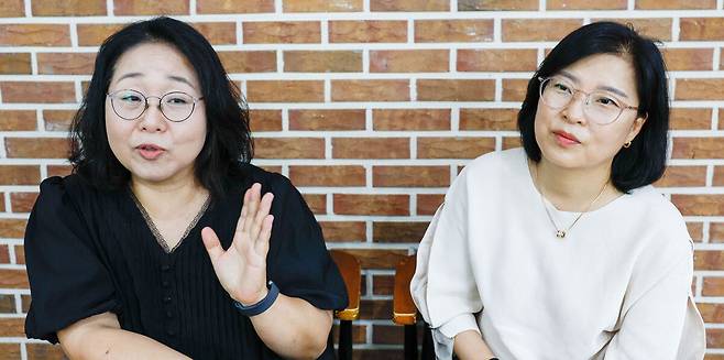 2017년 9월 서울 강서구의 특수학교 ‘서진학교’ 설립을 위해 주민설명회에서 무릎을 꿇고 호소했던 한유정씨(왼쪽)와 엄명희씨가 11일 서진학교 인근 카페에서 가진 인터뷰에서 특수학교 설립의 필요성을 강조하고 있다. 최상수 기자