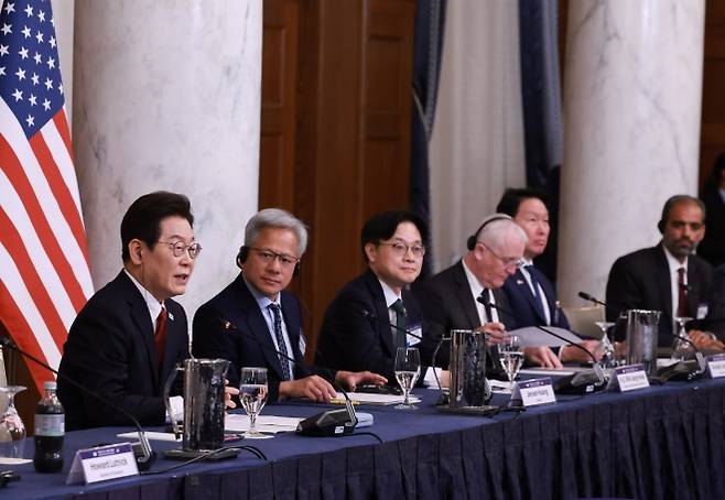이재명 대통령, 한미 비즈니스 라운드 테이블 연설 - 이재명 대통령이 25일(현지시간) 미국 워싱턴DC 윌라드 호텔에서 열린 한미 비즈니스 라운드 테이블에서 기조연설을 하고 있다. 왼쪽부터 이 대통령, 젠슨 황 엔비디아 최고경영장, 김정관 산자부 장관. 2025.8.26 연합뉴스