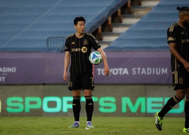 ▲ 데뷔 3경기에서 페널티킥 유도 →어시스트→프리킥 골로 이어지는 퍼포먼스를 펼친 손흥민은 단숨에 ‘MLS 이주의 팀’ 단골 멤버가 됐다. 팀 동료 은코시 타파리는 “손흥민의 첫 3경기는 마치 루브르 박물관에 전시해도 될 예술”이라며 극찬했다. ⓒ LAFC