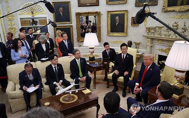 한미 정상회담 (워싱턴=연합뉴스) 한상균 기자 = 이재명 대통령과 도널드 트럼프 미국 대통령이 25일(현지시간) 미국 워싱턴DC 백악관에서 정상회담을 하고 있다. 2025.8.26 xyz@yna.co.kr