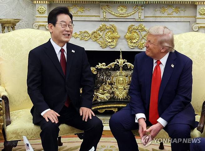 한미 정상회담 (워싱턴=연합뉴스) 한상균 기자 = 이재명 대통령과 도널드 트럼프 미국 대통령이 25일(현지시간) 미국 워싱턴DC 백악관에서 정상회담을 하고 있다. 2025.8.26 xyz@yna.co.kr