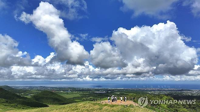 가을이 오긴 온걸까 (제주=연합뉴스) 박지호 기자 = 폭염주의보가 내려진 25일 오전 제주시 애월읍 봉성리 새별오름을 찾은 관광객이 경치를 즐기고 있다. 2025.8.25 jihopark@yna.co.kr
