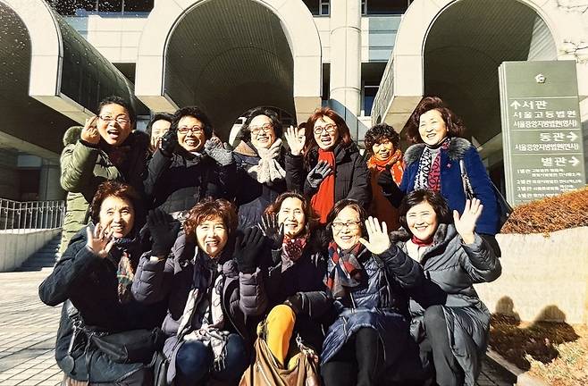 2018년 12월 동일방직 해고노동자 등이 국가를 상대로 제기한 손해배상 청구 소송 파기환송심에서 최종 승소한 해고노동자들이 법원 앞에서 촬영한 기념 사진. /동일방직해고자복직추진위원회 제공