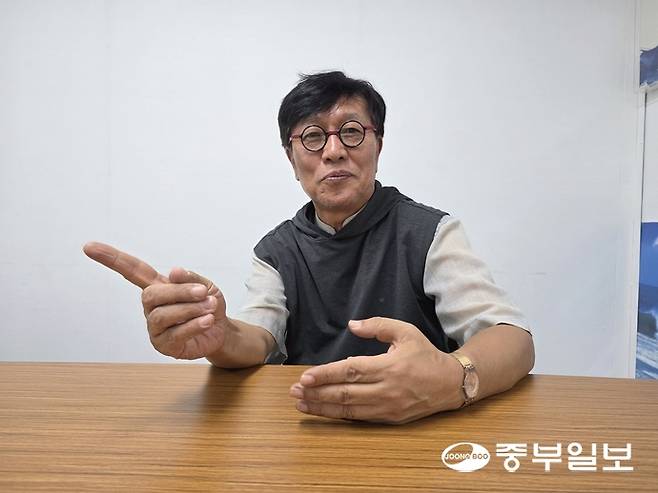 김준기 수원시인협회 회장이 중부일보와의 인터뷰에서 최순애와 오빠 생각이 지역에서 갖는 의미를 설명하고 있다. 이준도기자