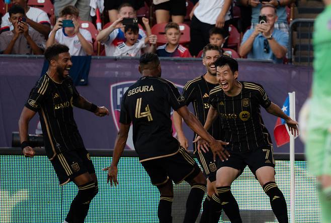 (MLS 첫 골을 기록한 손흥민이 팀 동료들과 함께 기쁨을 나누고 있다)