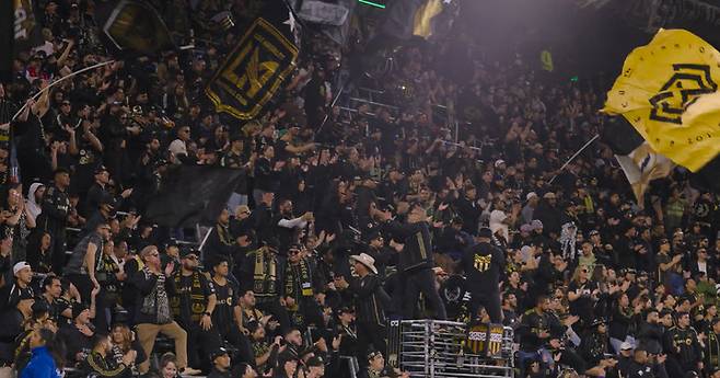 (LA FC 홈팬들의 에너지 넘치는 응원열기는 MLS에서 최고인 것으로 유명하다)