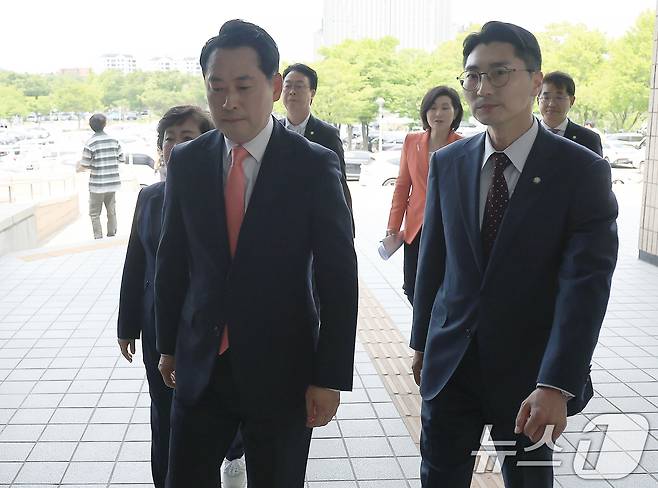 장동혁 국민의힘 당대표가 박준태 의원과 지난 19일 오후 경기도 정부과천청사 법무부 출입국외국인정책본부로 김민석 국무총리 후보자 출입국 자료제출 거부 사유 확인 및 제출 촉구를 위해 들어가고 있다. 2025.6.19/뉴스1 ⓒ News1 박정호 기자