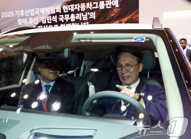 김민석 국무총리가 27일 부산 해운대구 벡스코 제1전시장에서 열린 '2025 기후산업국제박람회(WCE)'에서 현대자동차 부스를 찾아 신형 넥쏘 수소전기차에 탑승해 내부를 둘러보고 있다. 2025.8.27/뉴스1 ⓒ News1 윤일지 기자