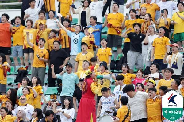 광주FC 홍보대사 가수 노라조의 조빈. /사진=한국프로축구연맹