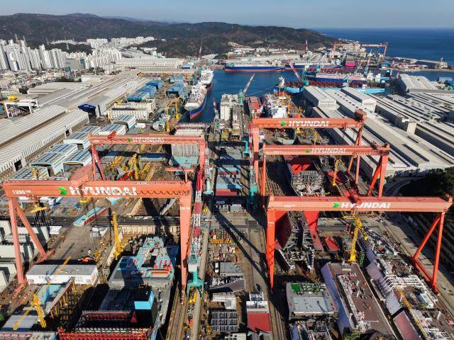 27일 한국거래소에 따르면 HD현대중공업은 전날보다 11.32% 오른 52만1000원에 장을 마감했다. /HD현대