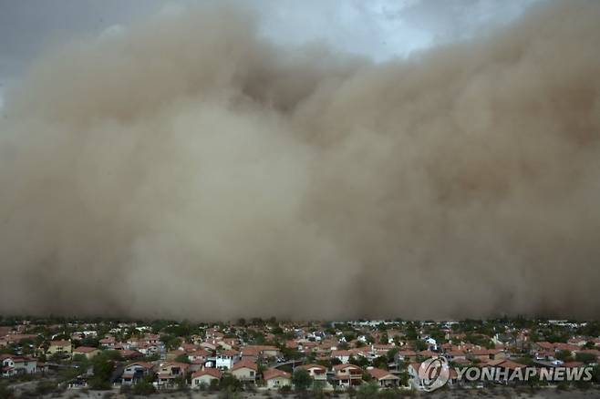 지난 25일 거대한 모래폭풍이 덮친 미 애리조나주 피닉스 /사진=연합뉴스