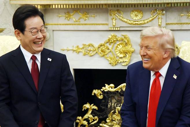 이재명 대통령과 도널드 트럼프 미국 대통령이 25일(현지 시간) 미국 워싱턴DC 백악관에서 한미 정상회담 중 밝게 웃고 있다. 뉴시스