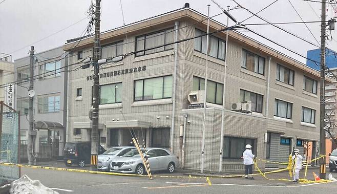 지난 3월 일본 우익단체 회원이 일본 이시카와현 재일본대한민국민단(민단) 지역 본부 건물을 향해 차량으로 돌진하는 사건과 관련해 현지 경찰들이 사건을 수사하고 있다. 독자 제공