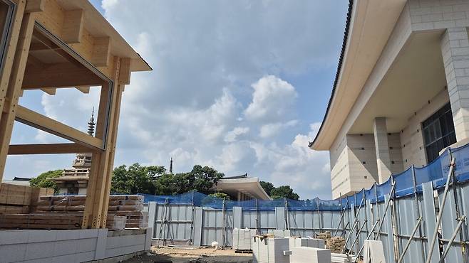 지난 21일 경북 경주시 국립경주박물관 중정에 짓고 있는 아시아태평양경제협력체 정상회의 만찬장(왼쪽). 공사장 울타리 너머 신라역사관(가운데)과 신라미술관(오른쪽)이 보인다. 주성미 기자