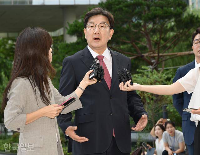 권성동 국민의힘 의원이 27일 서울 광화문 민중기 특별검사팀 사무실로 조사를 받기 위해 입장하고 있다. 최주연 기자