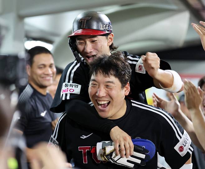 <yonhap photo-5055=""> 신민재 업은 김현수 (광주=연합뉴스) 조남수 기자 = 24일 광주기아챔피언스필드에서 열린 프로야구 LG 트윈스와 KIA 타이거즈의 경기. 6회초에 동점 3루타를 때린 LG 신민재가 후속 문성주의 적시타 때 역전 득점을 올리고 김현수 등에 업혀 기뻐하고 있다. 2025.8.24 iso64@yna.co.kr/2025-08-24 20:15:37/ <저작권자 ⓒ 1980-2025 ㈜연합뉴스. 무단 전재 재배포 금지, AI 학습 및 활용 금지></yonhap>