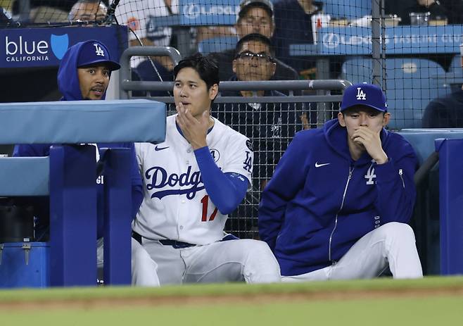 <yonhap photo-3328=""> LOS ANGELES, CALIFORNIA - JUNE 02: Mookie Betts #50, Shohei Ohtani #17 and Roki Sasaki #11 of the Los Angeles Dodgers watch from the dugout during the 10th inning against the New York Mets at Dodger Stadium on June 02, 2025 in Los Angeles, California. Harry How/Getty Images/AFP (Photo by Harry How / GETTY IMAGES NORTH AMERICA / Getty Images via AFP)/2025-06-03 15:13:57/ <저작권자 ⓒ 1980-2025 ㈜연합뉴스. 무단 전재 재배포 금지, AI 학습 및 활용 금지></yonhap>