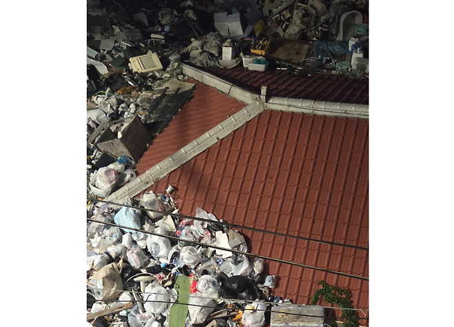 밤 시간에 촬영된 주택 모습