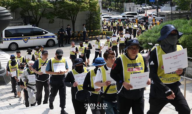 금속노조 충남지부 현대제철비정규직지회 소속 노동자들이 27일 서울 서초구 대검찰청 앞에서 ‘불법파견·교섭거부’ 현대제철 비정규직 집단 고소 기자회견을 연 뒤 고소장을 접수하고 있다. 권도현 기자
