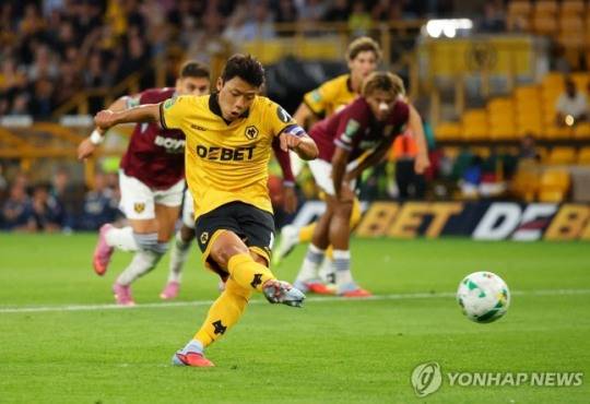 페널티킥 차는 황희찬 / 사진-연합뉴스