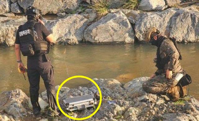 경찰특공대와 군 폭발물 처리반이 26일 아산 약봉천에서 발견된 폭발물을 확인하고 있다. 아산소방서 제공