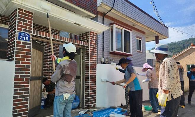 욕지도 주민들이 전입 가족이 살 빈집 리모델링을 돕고 있다. 통영시 제공
