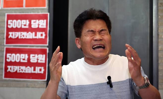 한국사 강사 출신 보수 유튜버 전한길씨 18일 서울 여의도 국민의힘 당사에서 특검의 당원 명부 압수수색 시도를 규탄하는 농성을 이어가고 있는 김문수 전 고용노동부 장관을 찾아 발언을 하고 있다. 뉴시스