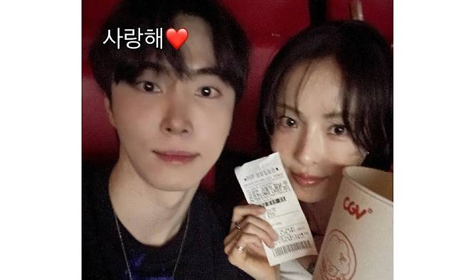이다희가 새벽에 럽스타로 보이는 듯한 게시물을 올려 팬들의 심장을 철렁하게 했다. 이다희 SNS 캡처