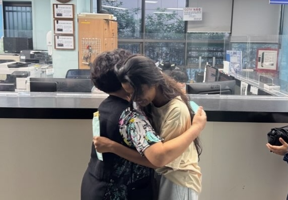 스리랑카 유학생의 등록금 봉투를 찾아준 부산 시민(왼쪽)과 스리랑카 유학생. 부산 남부경찰서 제공