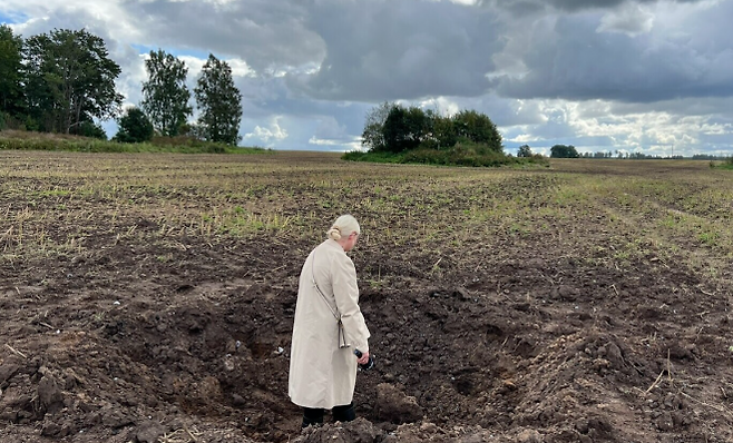 현지시간으로 25일 오후 에스토니아 타르투주(州) 아크레 마을의 한 농지에서 드론 잔해가 발견됐다. 사진은 드론이 추락하면서 생긴 분화구. ERR 제공