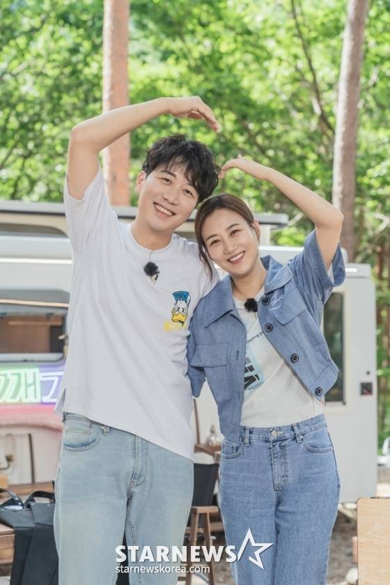 도경완, 장윤정 부부가 29일 오후 온라인 생중계로 진행된 LG헬로비전 새 예능 '장윤정의 도장깨기' 제작발표회에 참석해 포즈를 취하고 있다. /사진제공=LG헬로비전 2021.07.29