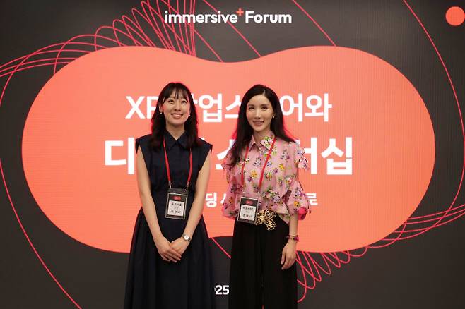 이한나 웅진식품 과장(왼쪽)과 최예나 비포브랜드 대표가 기념 촬영을 하고 있다.(사진=올림플래닛)