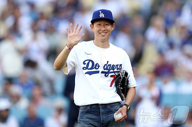 손흥민이 28일(한국시간) 열린 2025 메이저리그 신시내티 레즈-LA 다저스전에서 시구를 펼쳤다. ⓒ AFP=뉴스1