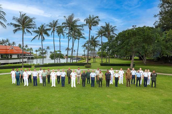 강동길 합참 군사지원본부장(뒷줄 우측에서 다섯번째)을 비롯한 인도태평양 군 고위급 회의 참석자들이 기념사진을 촬영하고 있다.(합참 제공)