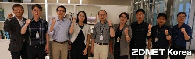 지디넷코리아 주최 '퀀텀3.0' 좌담회에서 참석자들이 기념촬영했다. 왼쪽부터 김재현 큐노바 부사장, 윤천주 ETRI 본부장, 백승욱 한국연구재단 양자기술단장, 유주연 과기정통부 양자혁신기술개발과 사무관, 방승현 오리엔텀 대표, 김영심 IQM 한국지사장, 배준우 KAIST 전기및전자공학부 부교수, 정상곤 아이티센 기술연구소장, 최태영 이화여대 물리학과 교수.