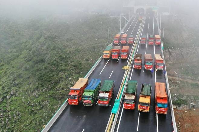 구이저우성의 화강 대협곡 대교 개통을 앞두고 안전성 테스트가 진행 중이다. 구이저우성 공식 SNS